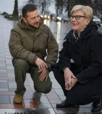 В Киеве на Аллее смелости открыли табличку с именем премьера Литвы Шимоните