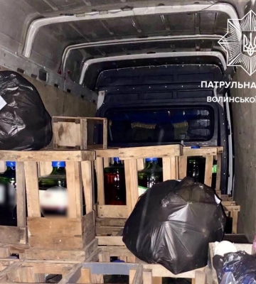 Віз 680 літрів алкоголю без акцизу: на Волині поліцейські зупинили автомобіль із сумнівним товаром