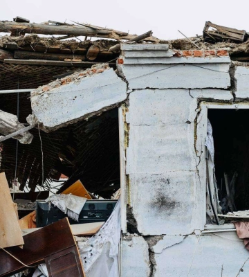 13 поранених людей, зруйновані будинки і долі: що відбувається на місці ракетного удару в Дніпрі