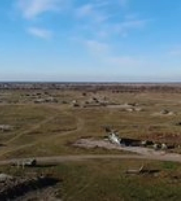 Разбитая российская техника, вертолеты и руины: видео из легендарной Чернобаевки