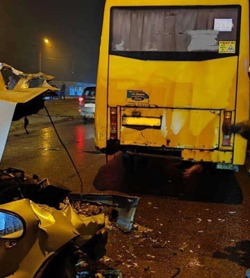 У Дніпрі при зіткненні маршрутки та легковика постраждали дитина та жінка