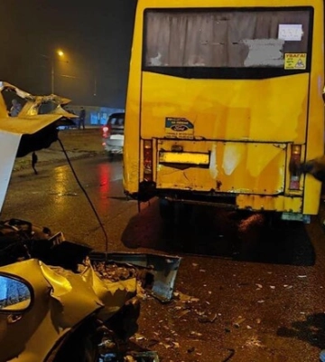 Жахлива ДТП з маршруткою у Дніпрі: постраждали жінка та дитина