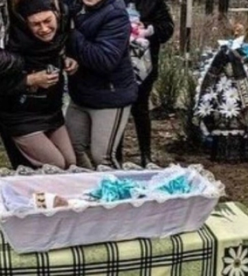 ФОТОФАКТ. В Вольнянске Запорожской области похоронили младенца, которого россияне убили ракетой