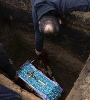 Под Запорожьем похоронили младенца, погибшего при обстреле роддома: фото