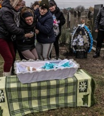 Под Запорожьем похоронили младенца, погибшего при обстреле роддома: фото