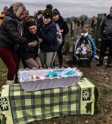 Под Запорожьем похоронили младенца, погибшего при обстреле роддома: фото