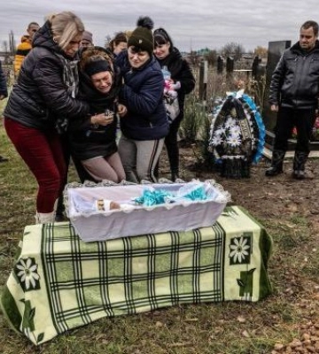 Біля маленького гробу мати у відчаю: на Запоріжжі поховали немовля, якого вбила російська ракета