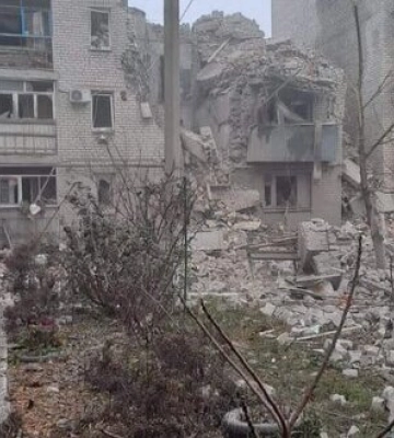 Рятувальники показали наслідки ворожого авіаудару по Часовому Яру на Донеччині. ФОТОрепортаж