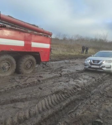 Шлях з окупації: автомобілі застряють у багнюці у селі Кам’янське, рятувальники допомагають вибратись