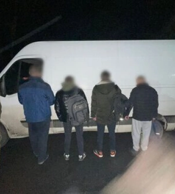 4200 доларів і ви за кордоном: на Закарпатті затримали трьох &quot;ухилянтів&quot; та їх переправника