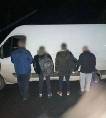 4200 доларів і ви за кордоном: на Закарпатті затримали трьох &quot;ухилянтів&quot; та їх переправника