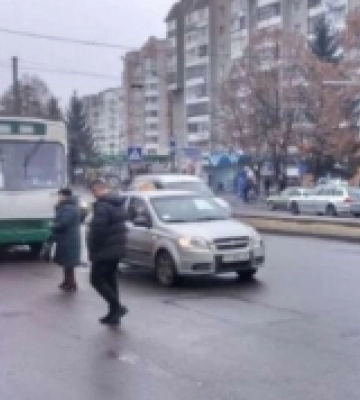 У Луцьку оштрафували водія авто, яке в’їхало в тролейбус