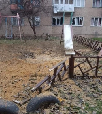 Росіяни цілеспрямовано бʼють по будинках мирних у Херсоні, Донецька область частково без електрики, – ОВА