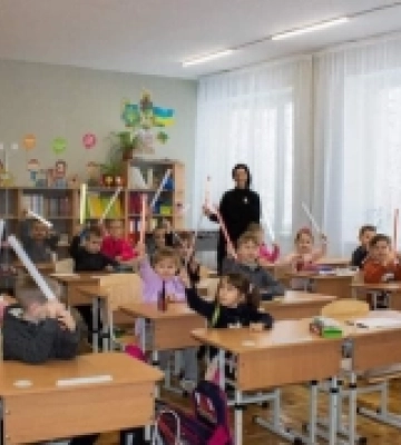 У громаді на Волині діткам роздали світловідбивні стрічки