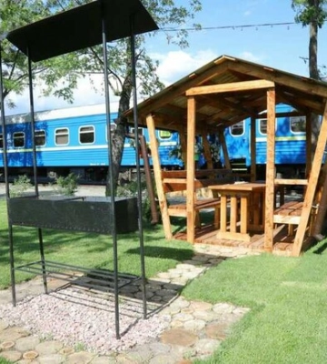 В Ирпене закрыли &quot;железный городок&quot;, в котором люди жили в ж/д вагонах
