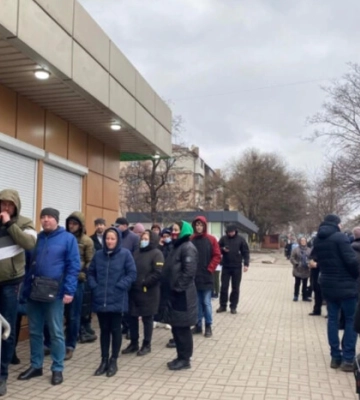 Черги стали супутником Маріуполя в окупації, а ціни на продукти вищі, ніж у Москві, — Андрющенко