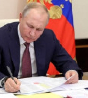 В России планируют запретить продавать нефть странам, которые установят ограничения на цены.
