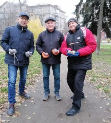 У запорізькому парку чоловіки регулярно віддаються французькій забаві
