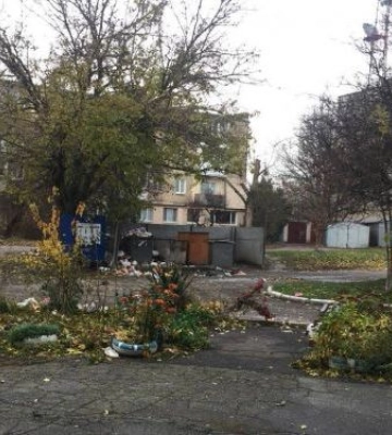 В окупованому місті Запорізької області вулиці завалені сміттям - фото
