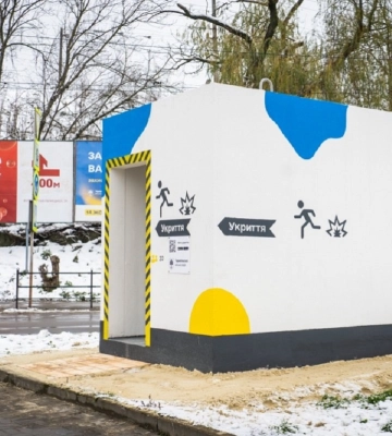 У Тернополі біля зупинок встановили перші мобільні укриття