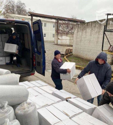 Продукти, одяг та ліки: Дніпро передав допомогу військовим та цивільним