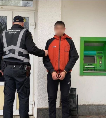 Закарпатські поліцейські затримали чоловіка, який намагався викрасти готівку з банкомату у Іршаві