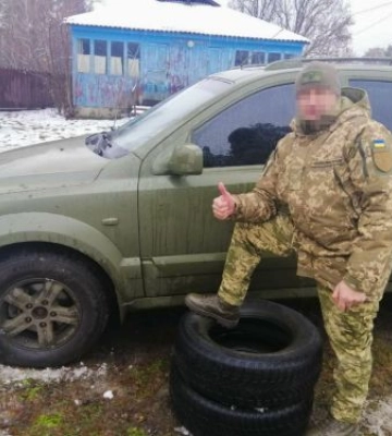 Молодь великого запорізького підприємства передала захисникам продукти, інструменти та зимову гуму