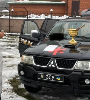 На Киевщине верующие УПЦ передали автомобиль ВСУ