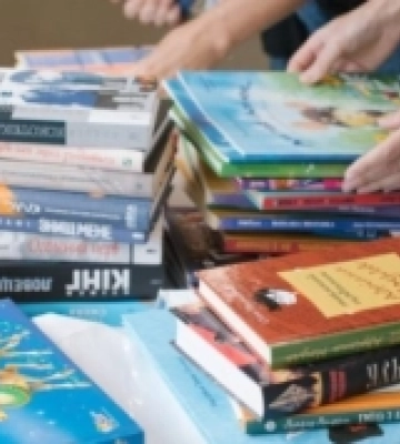 Понад три сотні книг рівняни передали дітям з деокупованої Харківщини