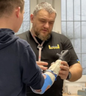 Бойовому медику, який на фронті втратив руку, у Львові встановили біонічний протез