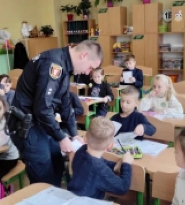 У ліцеї  № 27 поліцейські розповідали першокласникам про важливість дотримання правил дорожнього руху
