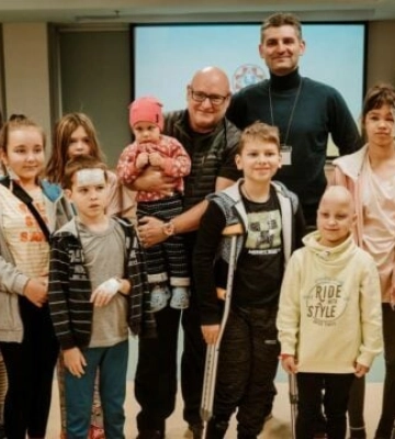 Астронавт Скотт Келлі зустрівся в Охматдиті з дівчинкою, що постраждала під час обстрілу Краматорська