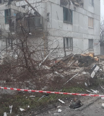 Під завалами будинку в Лисичанську шукають людину
