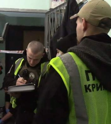 Зарізав ножем і намагався видати за самогубство: у Києві сталось жорстоке вбивство