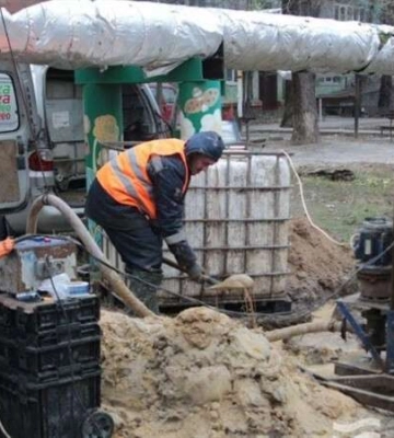 У Дніпрі продовжують бурити свердловини та встановлювати ємності з технічною водою
