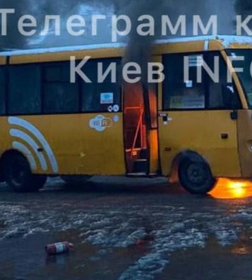 Під Києвом повністю вигоріла маршрутка