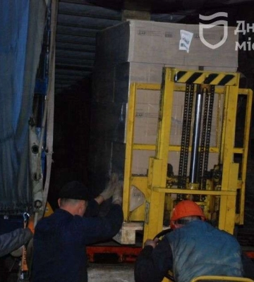 Олія, вода, консерви та інші продукти: Дніпро передав гуманітарну допомогу Херсону