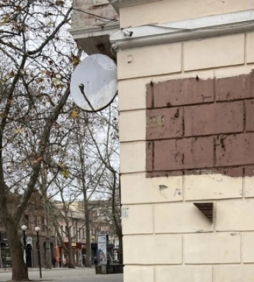 У Миколаєві демонтували меморіальну дошку Пушкіну
