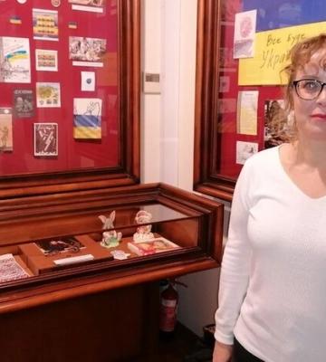 Заменила книгу похожей. Сотрудница музея из Харьковской области спасла от оккупантов 300-летнее Евангелие