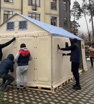 Мешканці Бучі самостійно облаштовують пункт обігріву біля будинку