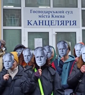 Возле Хозяйственного суда Киева прошла акция в поддержку Довженко центра. ВИДЕО+ФОТОрепортаж