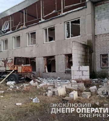 Зруйновані будівлі та згорілий транспорт: що відбувається на місці ракетного удару у Дніпрі (фоторепортаж)