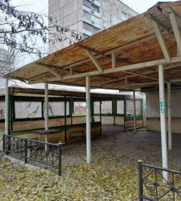 У спальному мікрорайоні Запоріжжя після скарг людей розібрали наливайку - фото