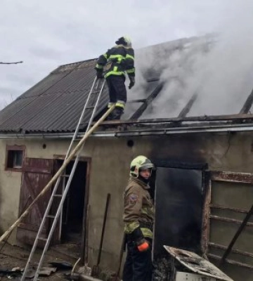На Закарпатті рятувальники врятували від пожежі житловий будинок і літню кухню