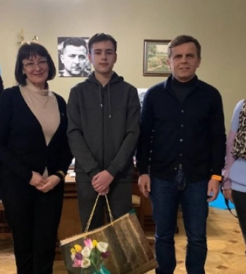 Школяр із Житомира передав десантникам свій новий мотоцикл