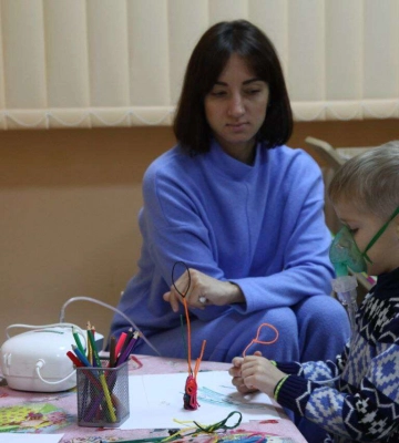 Зарядити телефони, випити чаю, зігрітися: як у Дніпрі працюють Пункти незламності у закладах соціального захисту