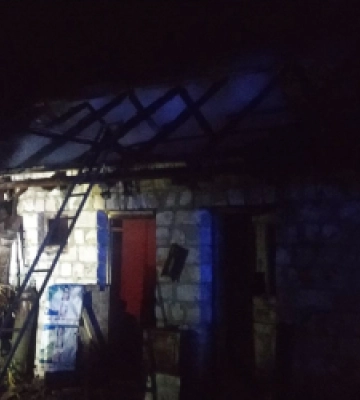 На Львівщині рятувальники гасили пожежу в господарській будівлі