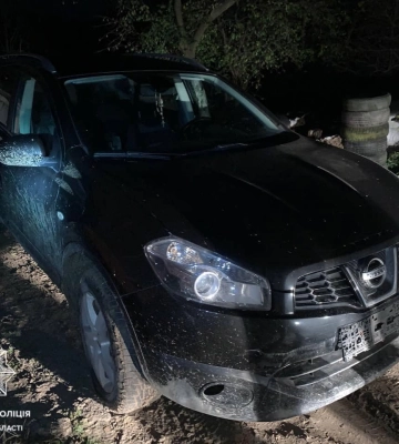 Втік з місця ДТП на сусідню вулицю, залишаючи мокрий слід на дорозі