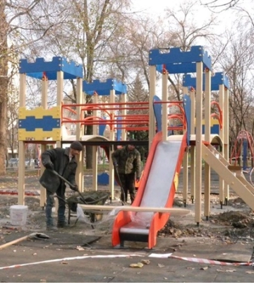 У Дніпрі продовжують приводити до ладу аварійні дитячі майданчики