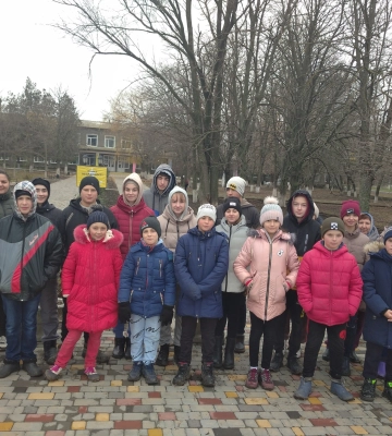 У сільській школі Білгород-Дністровського району висадили квітник Перемоги 